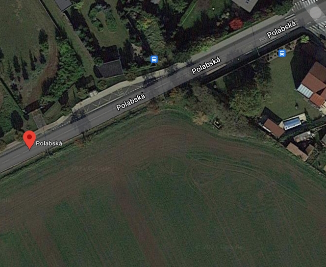 Chodn&iacute;k v ulici Polabsk&aacute;
