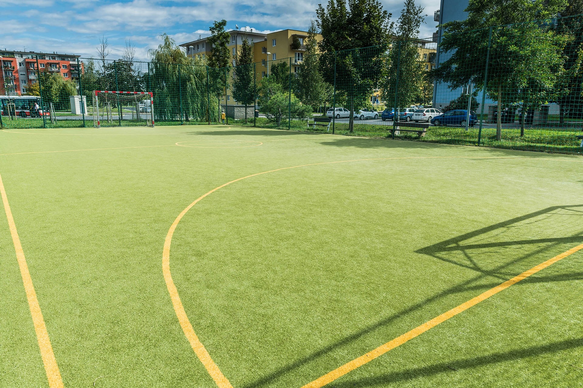 Sportovn&iacute; hři&scaron;tě v ulici Marie Podvalov&eacute;