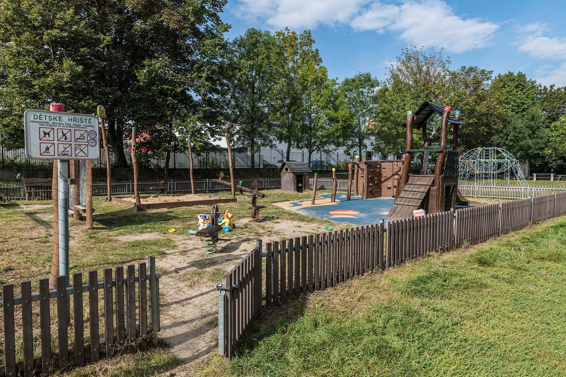 Dětsk&eacute; hři&scaron;tě u cukrovaru